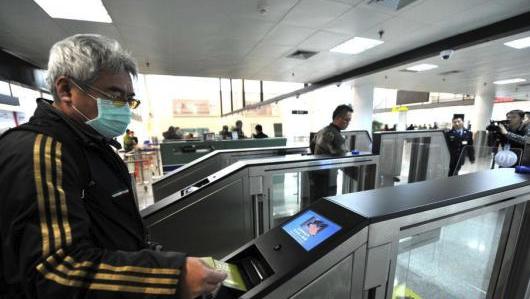 　　在厦(门)金(门)航线口岸厦门五通客运码头，不少台胞手持证件，经自助通道通关。资料图 来源：中新网