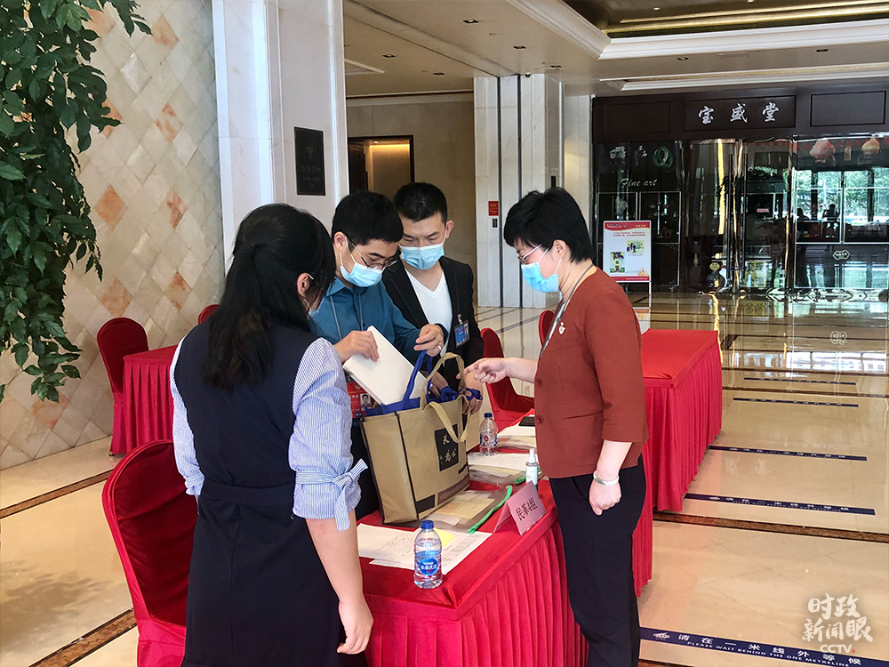 　　△20日，民革界别政协委员陆续来到驻地报到。（总台央视记者宋飞京拍摄）