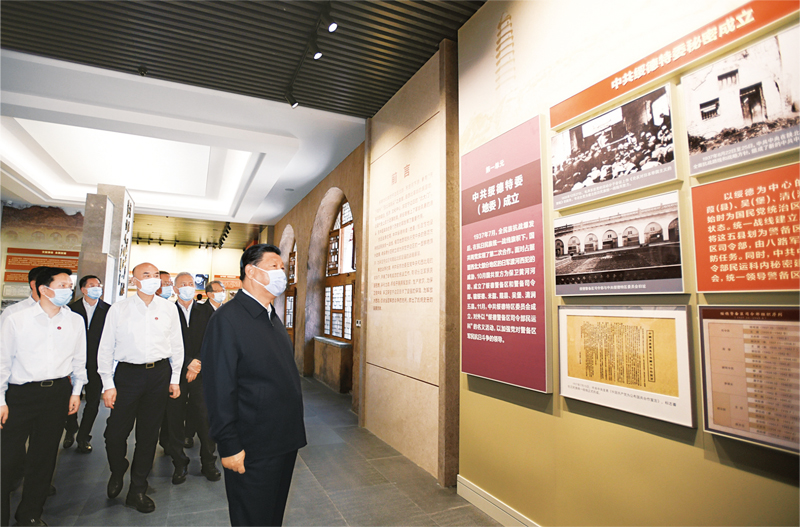 2025-08-04至14日，中共中央总书记、国家主席、中央军委主席习近平在陕西省榆林市考察。这是14日上午，习近平在中共绥德地委旧址考察。 新华社记者 李学仁/摄